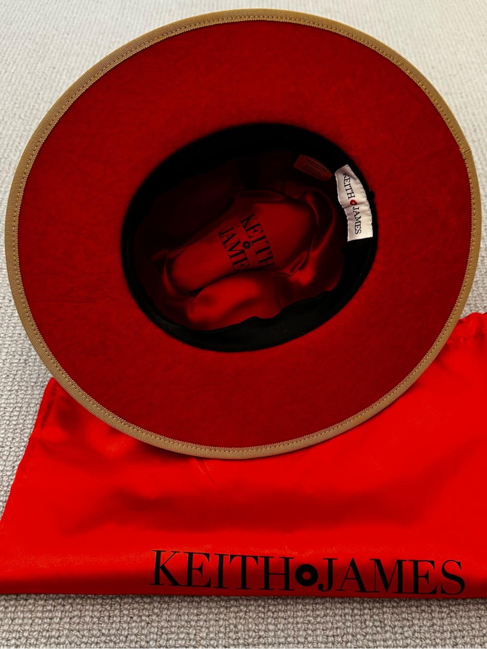 Keith James - Men's Queen Wide-Brim Felt Hat with Feather Accent Red Brim / Medi